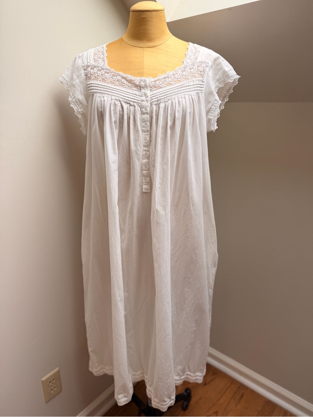 Vintage Eileen West White 100% Cotton Lace-Trim Embroidered Nightgown